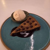 Torta cookie com sorvete de caramelo salgado at Gurumê Leblon in Rio De Janeiro