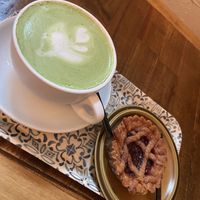 Matcha mit Sojamilch und Kuchen☺️  at Rooster Café in Hamburg