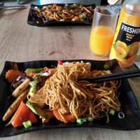 Stir fry noodles, spicy udon and mango juice at EatHappy Vegan - Rosenhoff in Oslo