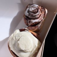 Zimtschnecken mit Zuckerguss und Vanillecreme  at Have A Roll  in Amsterdam