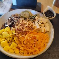 A maior parte embaixo é arroz. Mas estava bom. at Farro in Rio De Janeiro