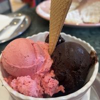 Vegane Dark Chocolate und Himbeer  at Eiscafe Valentino in Emden