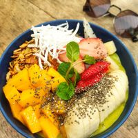 Bowl de cereales, fruta de la passion, banana y berries con crema de matcha 😍 #Veganuary at Buttercup by Rosie's Cafe  in Hoi An
