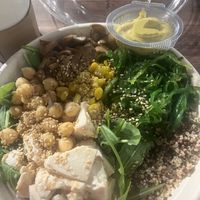 Bowl con quinoa, tofu, garbanzos, maiz, champiñones, alga wakame, rúcula y salsa vegana  at PMI - Natoo in Mallorca