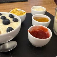 Veganes Frühstück mit Birchermüsli, Obst, Marmeladen, Mangocurry, Margarine und Hummus at Rabea's Cafe in Rietberg