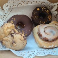 Donuts, galleta y rollito de canela at Good Market Las Palmas in Gran Canaria