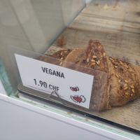Le brioches vegane sono disponibili anche in serata, c'è anche una buona spremuta fresca di arancia at Easystop - BP Petrol Station in Chiasso