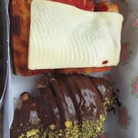 Croissant meio amargo com pistache e Focaccia marguerita at Ciganando Croissanterie in Sao Paulo