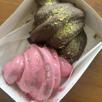 Chocolate meio amargo com pistache e chocolate rosa   at Ciganando Croissanterie in Sao Paulo