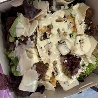 Me pedí un iced latte con leche de almendra homemade y una ensalada cesar. Riquísimo todo  #Veganuary at Vuena Comida Casera Vegana in Buenos Aires