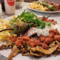 Doen doen Teller mit Pommes at doen doen® kebap in Berlin