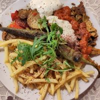 Doen doen Teller mit Pommes at doen doen® kebap in Berlin