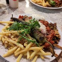 Doen doen Teller mit Pommes at doen doen® kebap in Berlin