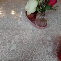 Ambiente (Plastikblumen auf transparenter Platte, darunter Blümchen-Deckchen) at doen doen® kebap in Berlin