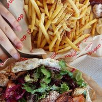 Döner GIGANTESCO e delizioso a Friedrichshain !! Doen doen me lo ricorderò per sempre.  
Il personale parla anche inglese, e le porzioni ben più che abbondanti 🥹 at doen doen® kebap in Berlin