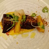 Ofen-Bete mit Dukka, eingelegtem Rettich und Sanddorn-Chilisauce at Restaurant Nil in Hamburg