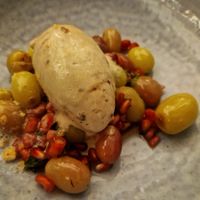 Ofentrauben mit Haselnusseis und Vanilleschaum at Restaurant Nil in Hamburg