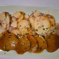 Seitan in umido con contorno (a parte) di patate in tecia at Artha in Porec