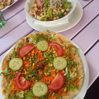 Naan mit Hummus und Gemüse und dazu den Salat mit Tofu at Artha in Porec