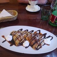 Crêpes con salsa al cioccolato, caramello e burro di arachidi at Artha in Porec