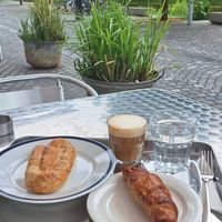 Burek, croissant e capuccino at Grashka Deli in Ljubljana