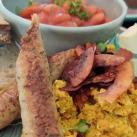 Herzhaftes Frühstück mit Bohnen, Wurst und Rührei at vorveg in Hannover