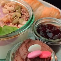 Süßes Frühstück mit Croissant, Joghurt mit Früchten und Schokocreme at vorveg in Hannover