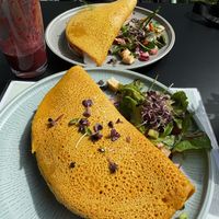 Omelettes (Spinat Frischkäse und Kein Lachs Frischkäse) und Smoothie Blau. Yum😄 at vorveg in Hannover