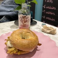 Bagel de no-pollo con curri  at El Obrador de la Paka in Madrid