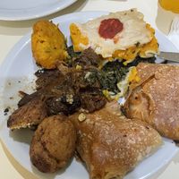 Buñuelo de calabaza, buñuelo de tofu, seitan asado, empanada de espinaca, tartas de zapallitos y otras espinaca cocida  at Rico Vegetariano in San Carlos De Bariloche