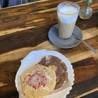 Himbeer Cheesecake cookie, black and white Cheesecake Cookie, Latte Macchiato mit Hafermilch  at Kartoffelkogge in Rostock