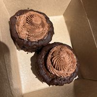 Gefülltes Schokotörtchen mit Vanille-Ganache-Haube 🤍  at Kartoffelkogge in Rostock