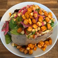 Kartoffel mit verschiedenen veganen Toppings & Smoked BBQ Tofu  at Kartoffelkogge in Rostock