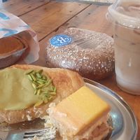 Keesetörtche , Cremeschnitte, flaches pistatiencroissant, Laxbagel, Iced Coffee at Bakery Bakery - Basel SBB in Basel