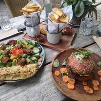 Falafel salade, vegan burger en friet  at Bosloods 1873 in Vorden