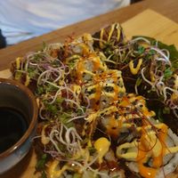 Sushi Platte mit inside out Rolls, Crunchy Rolls und schwarzem Sushi at Chay Vegan Göttingen in Gottingen