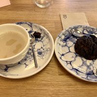 Chai latte with oat milk and vegan double Choc cookies with brownie bites   at Pequeno Café e Bistrô - Príncipe Real in Lisbon