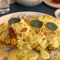 Vegan Benedict 🌞  at Pequeno Café e Bistrô - Príncipe Real in Lisbon