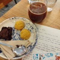 Pão de Beijo and Brownie at Pequeno Café e Bistrô - Príncipe Real in Lisbon