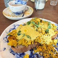 Vegan Egg Benedict at Pequeno Café e Bistrô - Príncipe Real in Lisbon