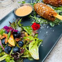 Pogo Coréens

Saucisse Beyond meat, Parm'san, Végénaise & Ketchup, Choucroute at Les Mauvaises Herbes in Quebec