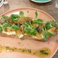 Tosta de pera caramelizada, queso crema, nueces y brotes at La Loca de Enfrente in Madrid