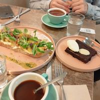 Café, tosta de fruta caramelizada, brownie y chocolate at La Loca de Enfrente in Madrid