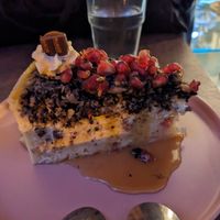 Cheesecake vegana de oreo y granada at La Loca de Enfrente in Madrid