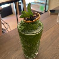 Batido (de base le ponen zumo de manzana pero se puede pedir con leche vegetal) at La Loca de Enfrente in Madrid