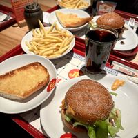 Diesmal hatte ich den JB Kimchi mit Beefless Patty, Pommes und einer Cola. Ich gebe dem Burger eine 3/5, der Champignon Block Burger bleibt mein Favorit.  at Jim Block in Hamburg