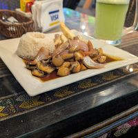 Champion saltado and lime mint jugo at La Casa de Bamboo in Huacachina