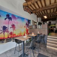 High tables and bar chairs / front of restaurant at Oké Poké  in Oudenaarde