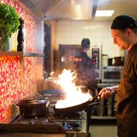 Personeel met passie aan het werk on de keuken at Tante Annie's Lunch, Bar & Tapas in Oldenzaal