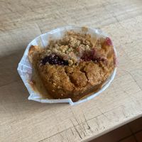 No he podido resistirme 😅 Muffin de espelta con frutos rojos   at Cupcakemoka bakery in Barcelona